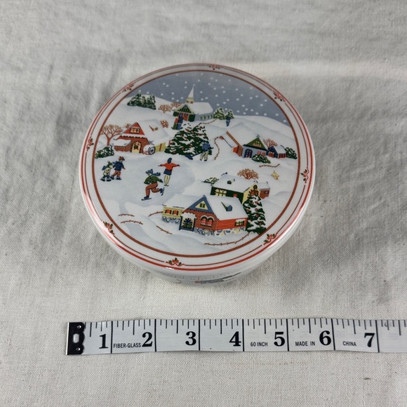 Hancook Festive Winter Scene Ceramic lidded Bowl - Picture 4 of 12
